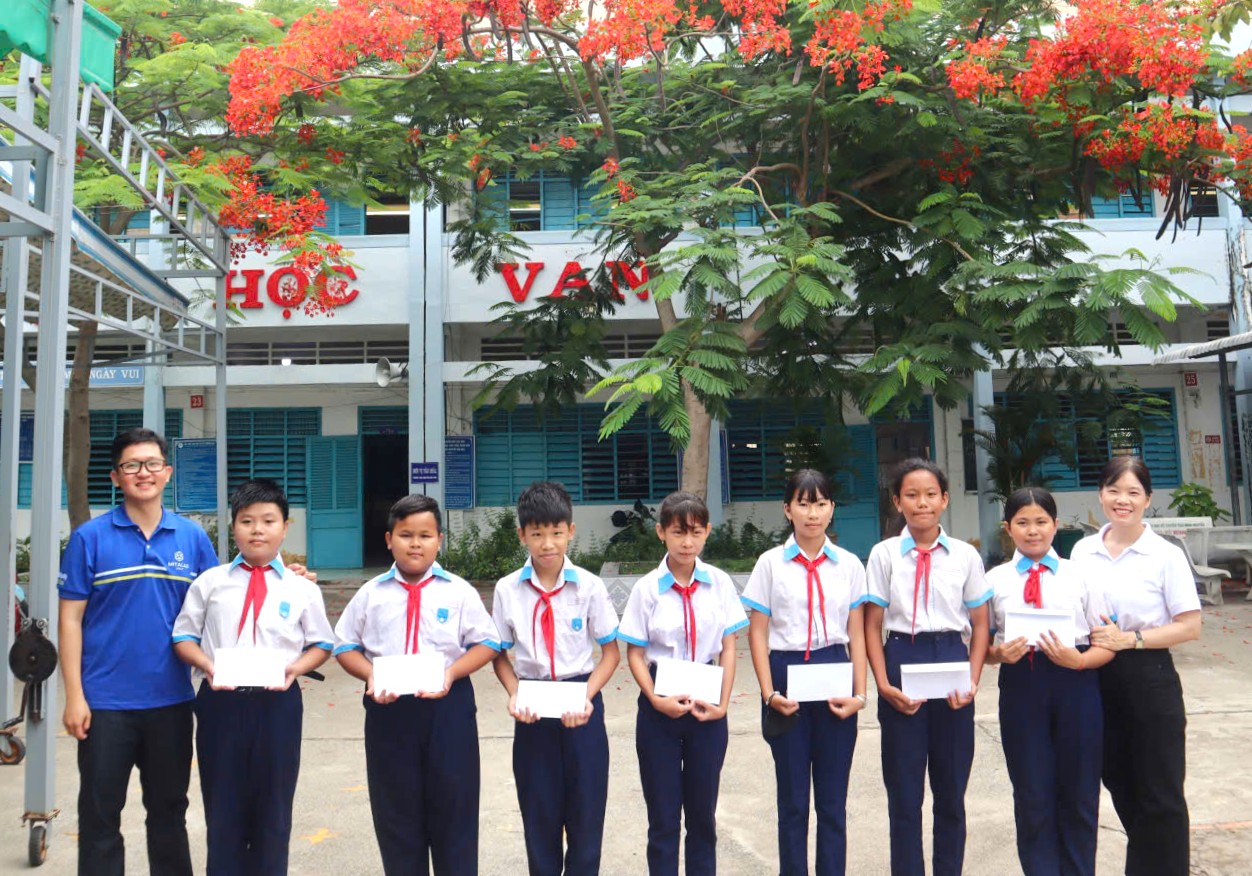 QUỸ NỐI VÒNG TAY LỚN TRAO HỌC BỔNG CHO CÁC EM HỌC SINH CÓ HOÀN CẢNH ĐẶC BIỆT KHÓ KHĂN TẠI AN GIANG
