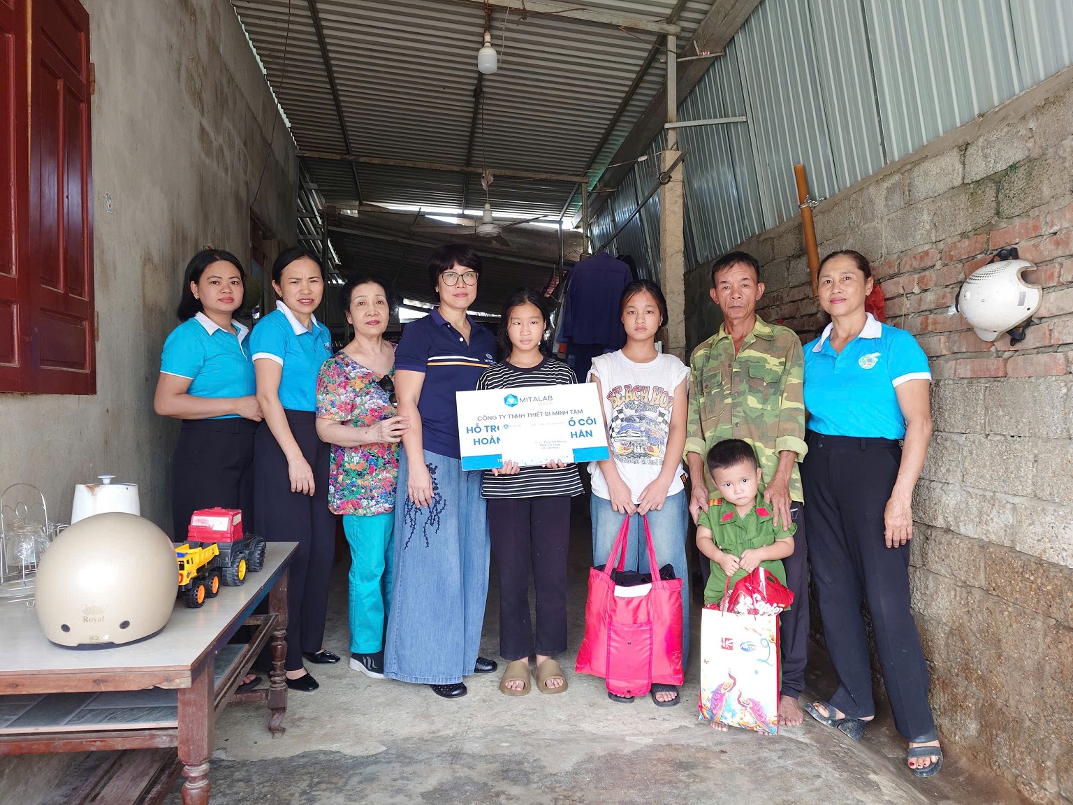 MITALAB TRAO HỌC BỔNG CHO 11 HỌC SINH CÓ HOÀN CẢNH ĐẶC BIỆT KHÓ KHĂN TẠI NGHỆ AN